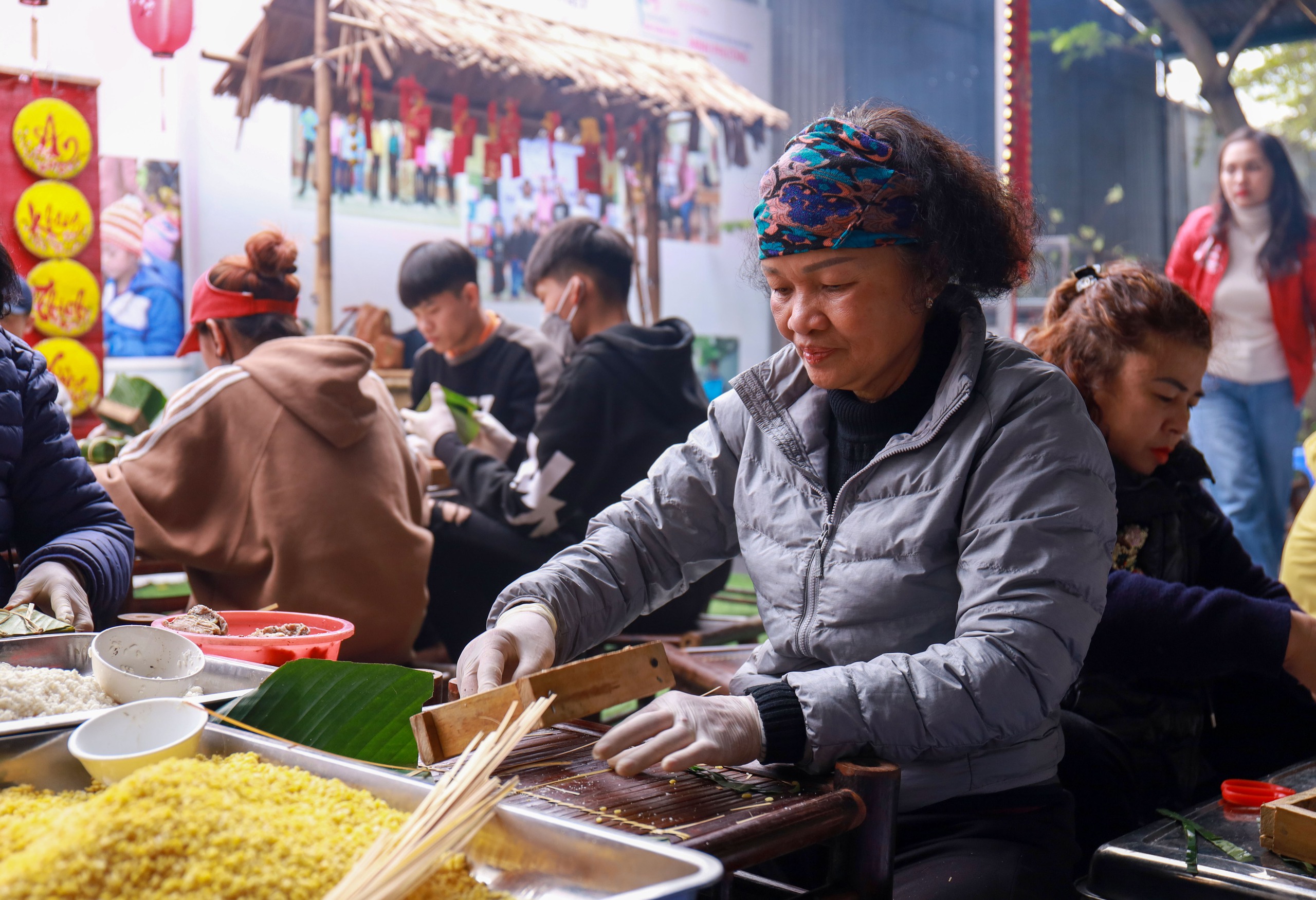 Chương trình "Bánh chưng xanh, Tết an lành": 1.500 chiếc bánh chưng được "ra lò" trong vòng 24 giờ- Ảnh 15.