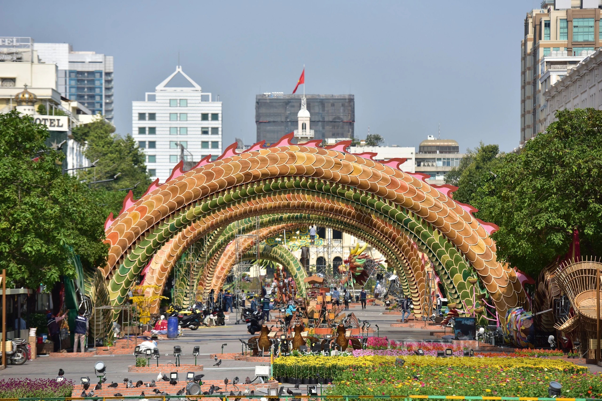 Hàng trăm công nhân gấp rút thi công linh vật rồng khổng lồ dài 150m trên đường hoa Nguyễn Huệ- Ảnh 1.