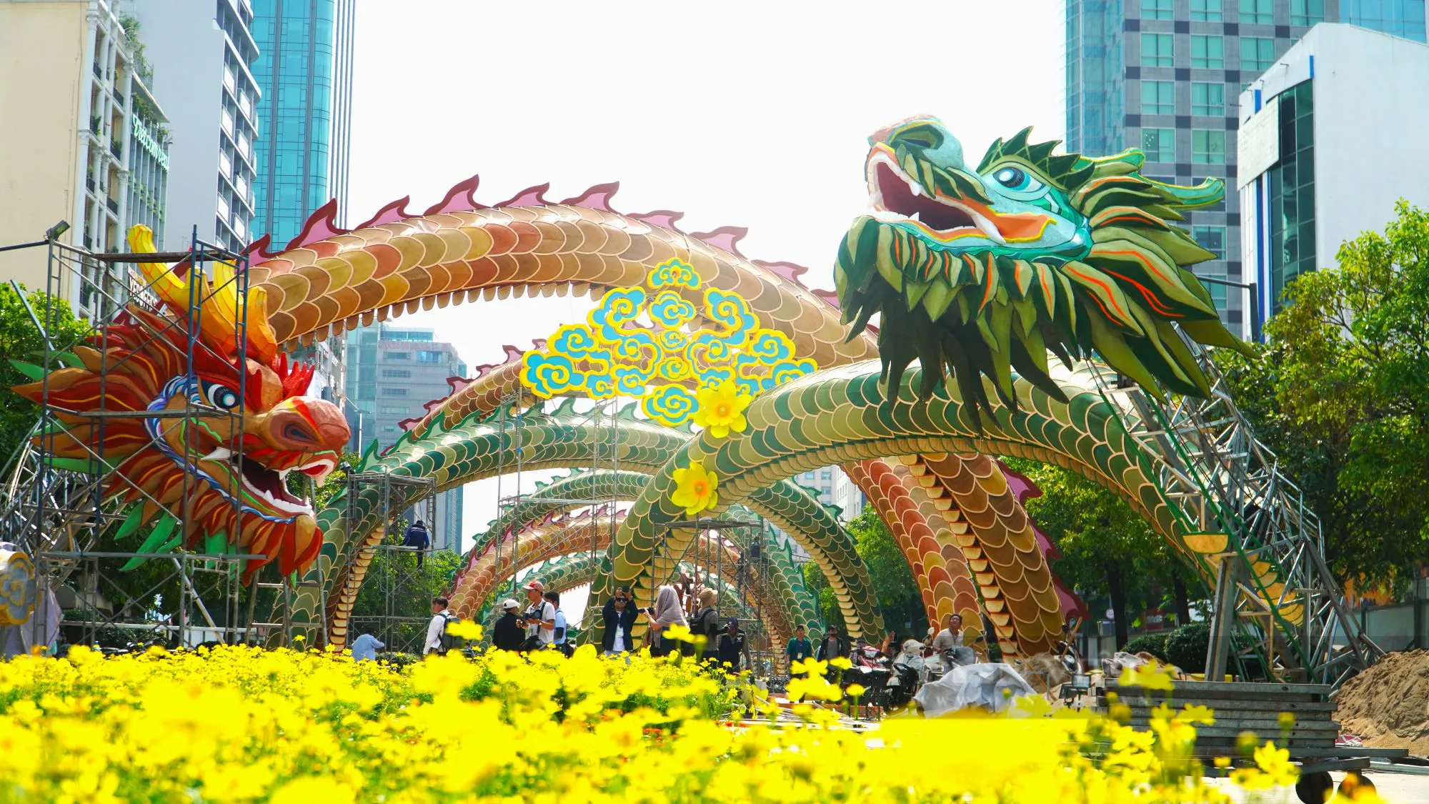 Hàng trăm công nhân gấp rút thi công linh vật rồng khổng lồ dài 150m trên đường hoa Nguyễn Huệ- Ảnh 2.