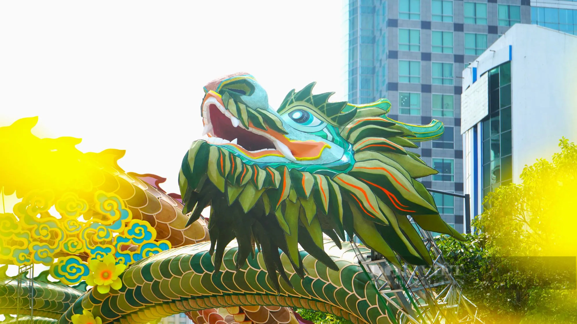 Hàng trăm công nhân gấp rút thi công linh vật rồng khổng lồ dài 150m trên đường hoa Nguyễn Huệ- Ảnh 3.