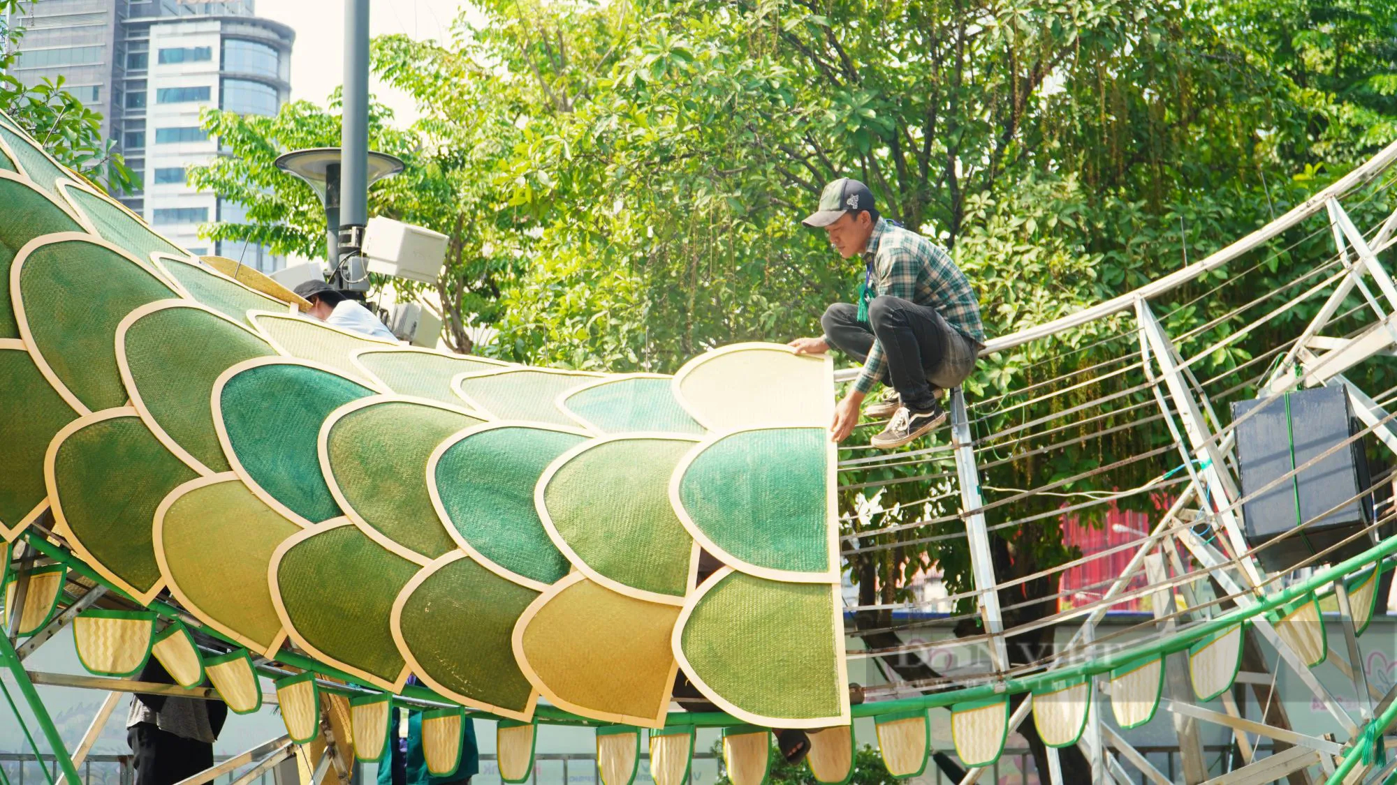 Hàng trăm công nhân gấp rút thi công linh vật rồng khổng lồ dài 150m trên đường hoa Nguyễn Huệ- Ảnh 4.