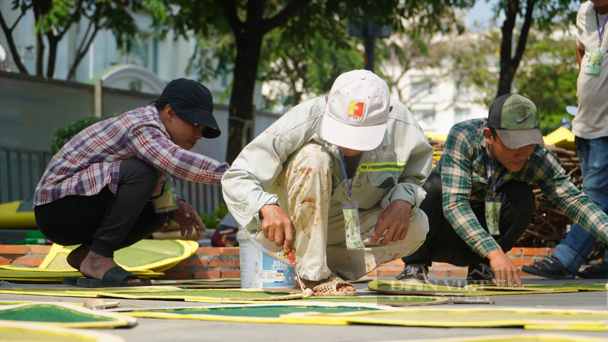 Hàng trăm công nhân gấp rút thi công linh vật rồng khổng lồ dài 150m trên đường hoa Nguyễn Huệ- Ảnh 5.