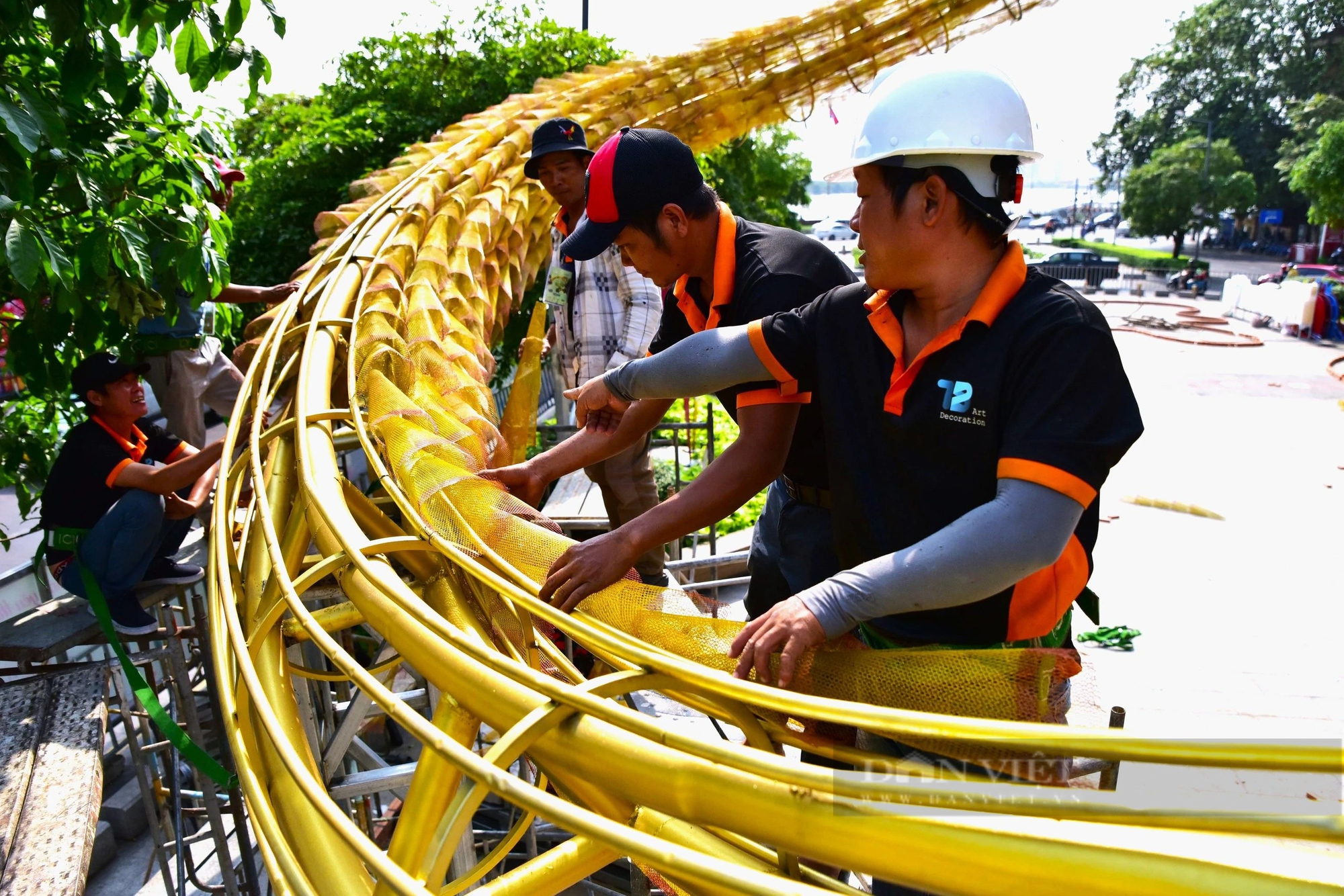 Hàng trăm công nhân gấp rút thi công linh vật rồng khổng lồ dài 150m trên đường hoa Nguyễn Huệ- Ảnh 6.