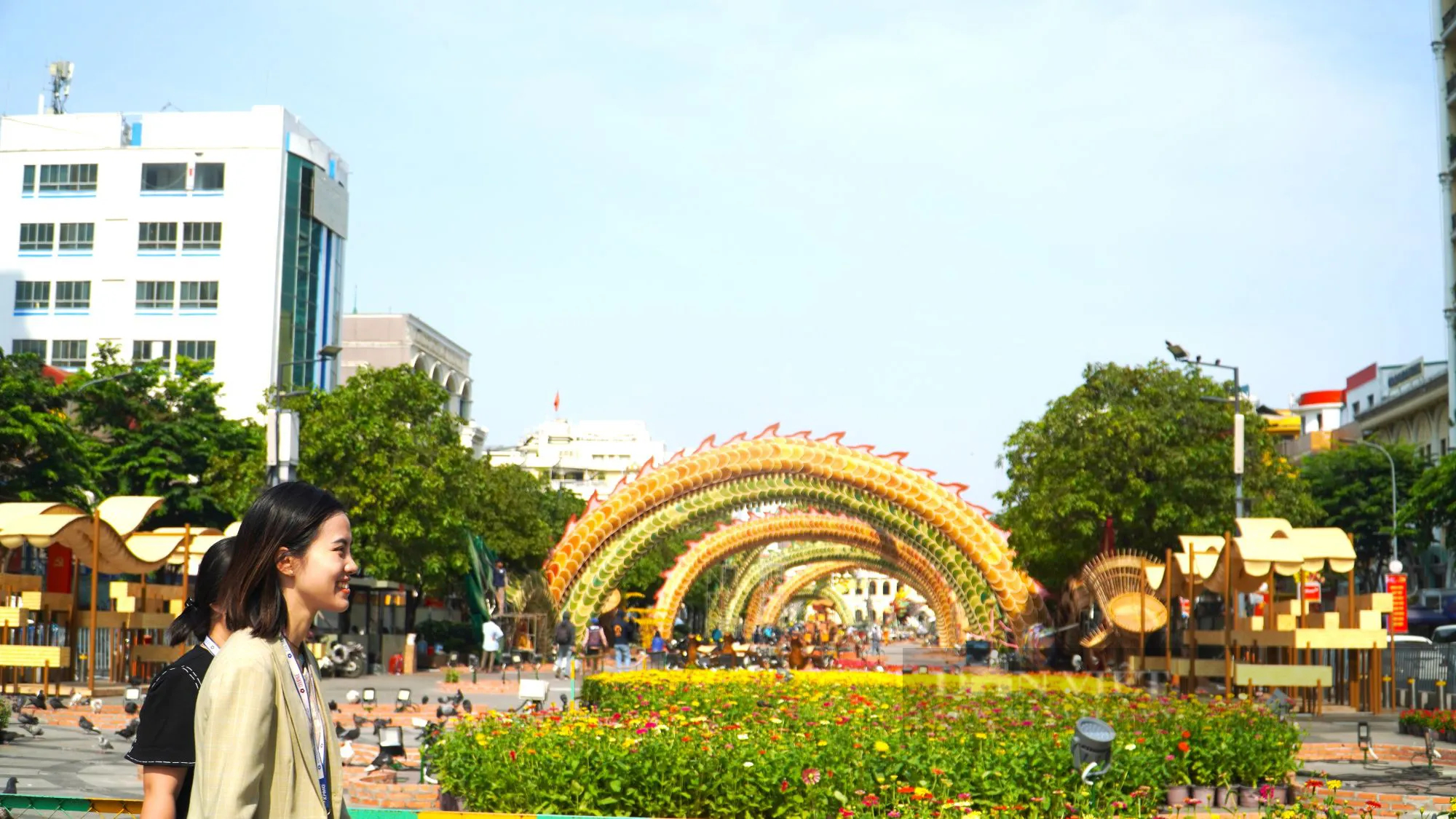 Hàng trăm công nhân gấp rút thi công linh vật rồng khổng lồ dài 150m trên đường hoa Nguyễn Huệ- Ảnh 7.