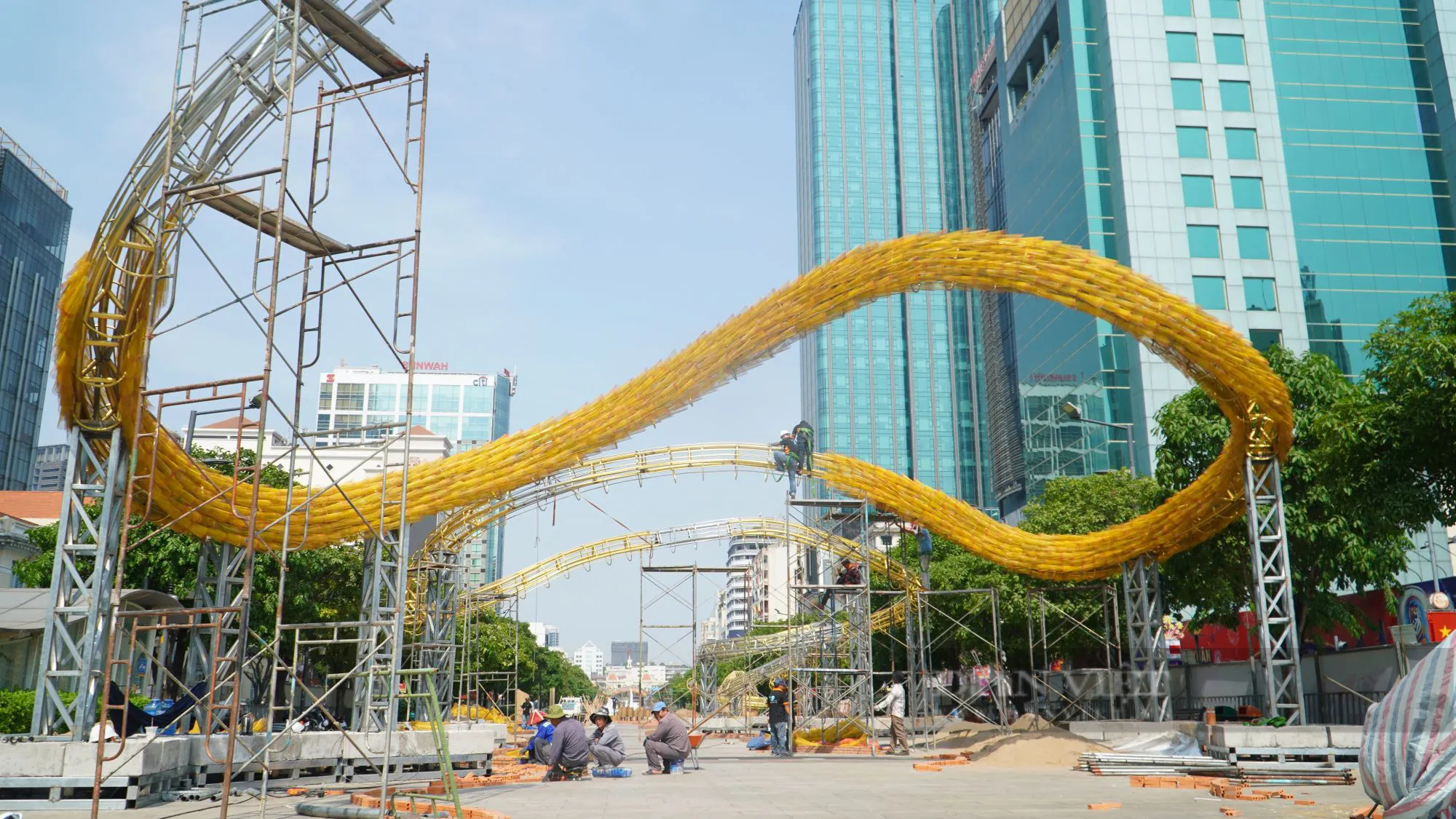 Hàng trăm công nhân gấp rút thi công linh vật rồng khổng lồ dài 150m trên đường hoa Nguyễn Huệ- Ảnh 9.