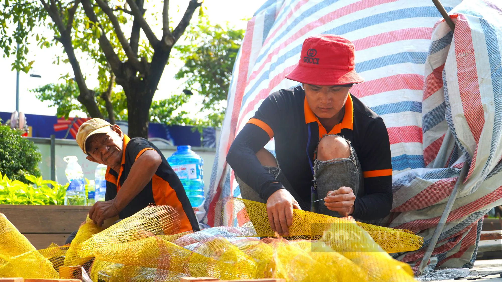 Hàng trăm công nhân gấp rút thi công linh vật rồng khổng lồ dài 150m trên đường hoa Nguyễn Huệ- Ảnh 10.