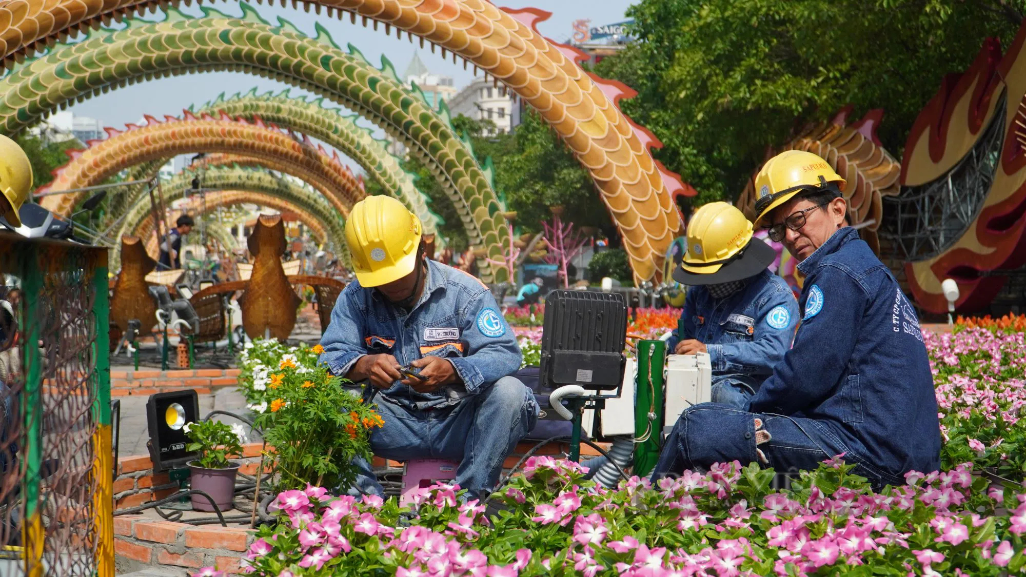 Hàng trăm công nhân gấp rút thi công linh vật rồng khổng lồ dài 150m trên đường hoa Nguyễn Huệ- Ảnh 11.