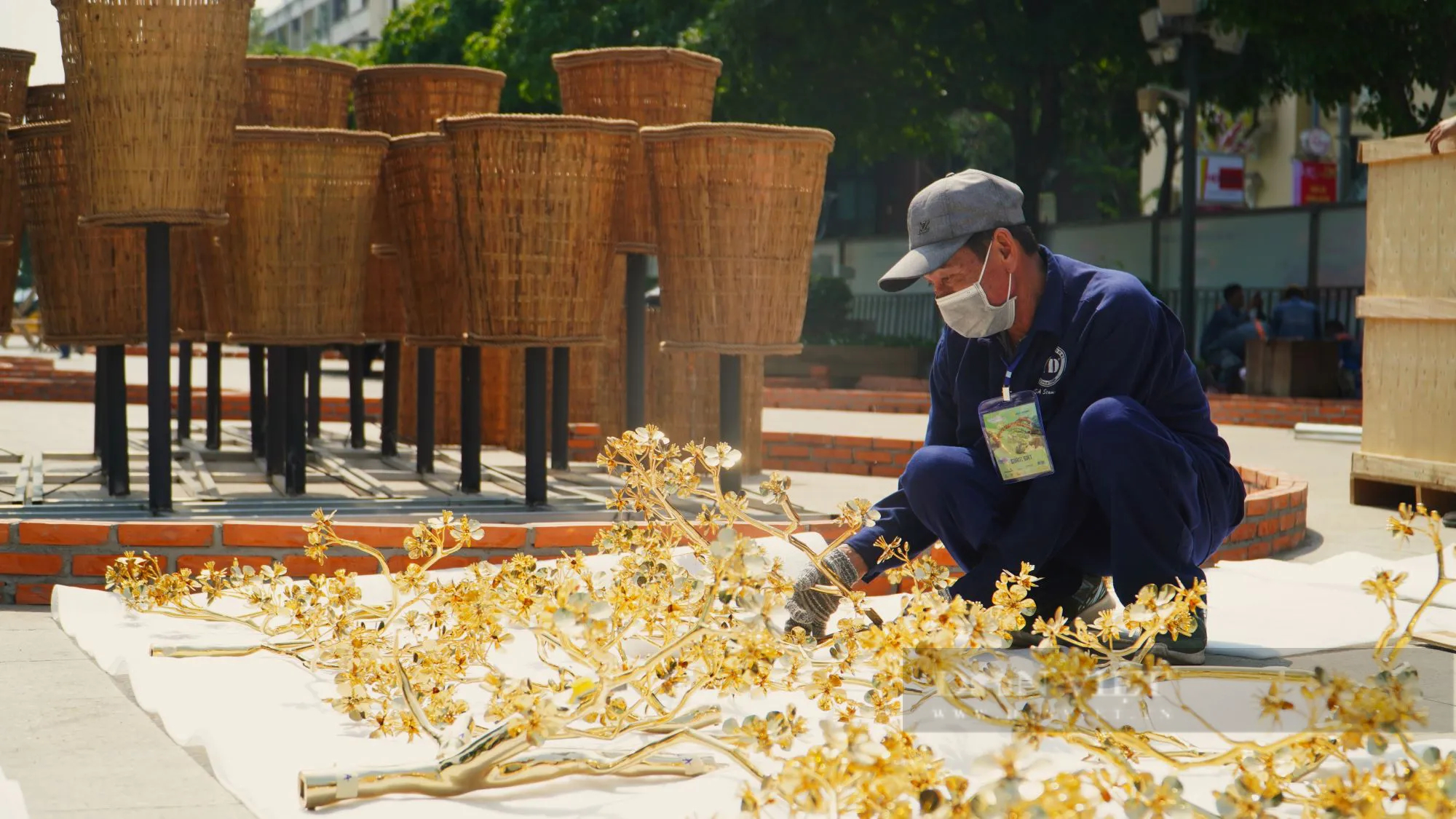 Hàng trăm công nhân gấp rút thi công linh vật rồng khổng lồ dài 150m trên đường hoa Nguyễn Huệ- Ảnh 14.