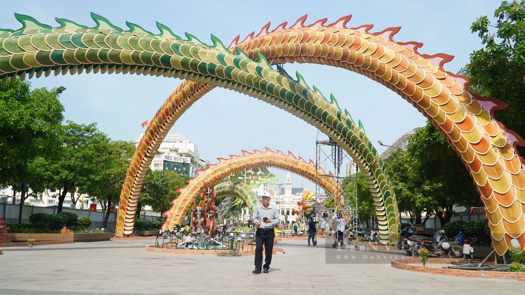 Hàng trăm công nhân gấp rút thi công linh vật rồng khổng lồ dài 150m trên đường hoa Nguyễn Huệ- Ảnh 16.