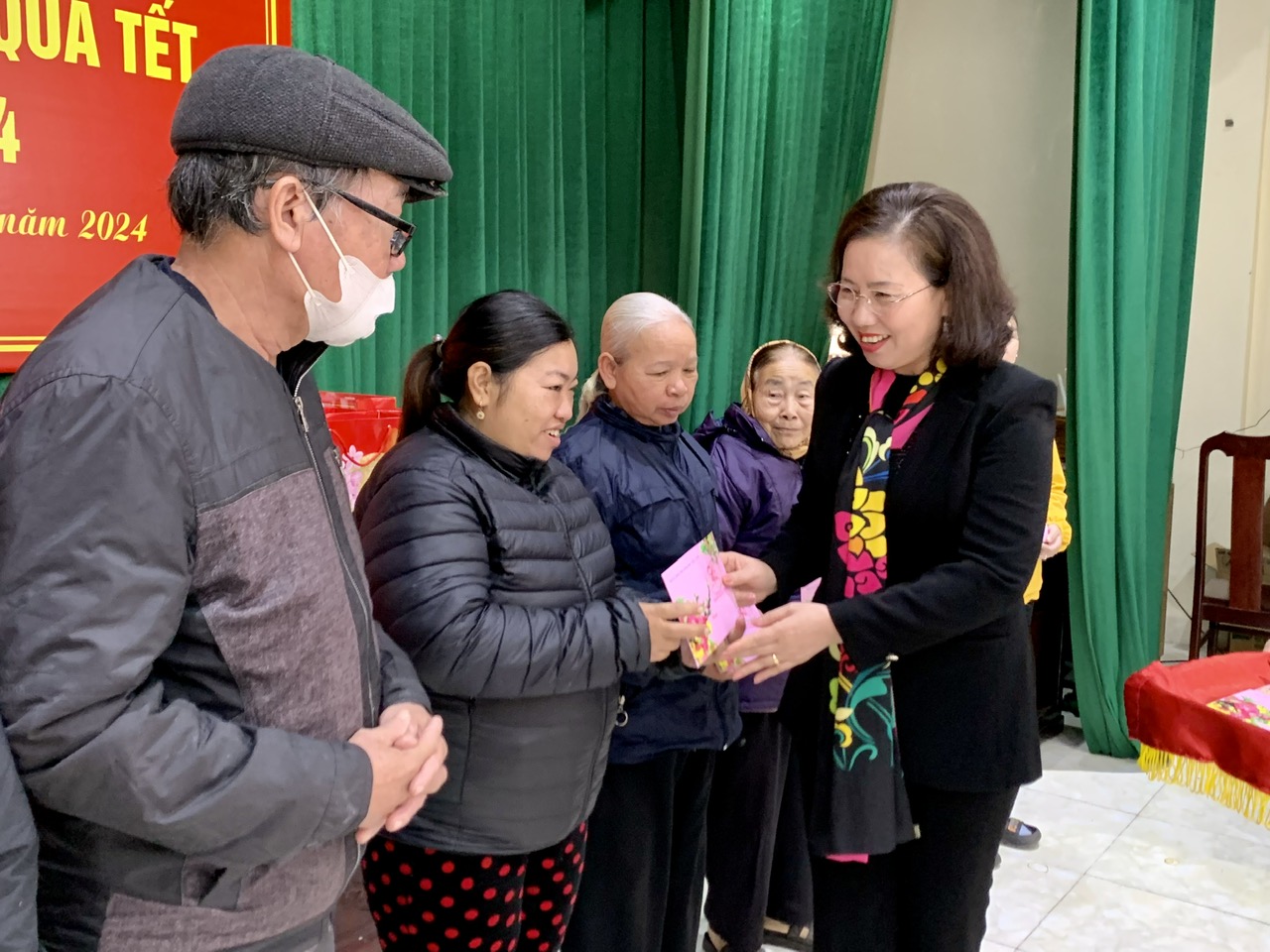 Phó Chủ tịch Hội Nông dân Việt Nam Bùi Thị Thơm tặng quà tết cho nông dân khó khăn tại Nam Định- Ảnh 1.