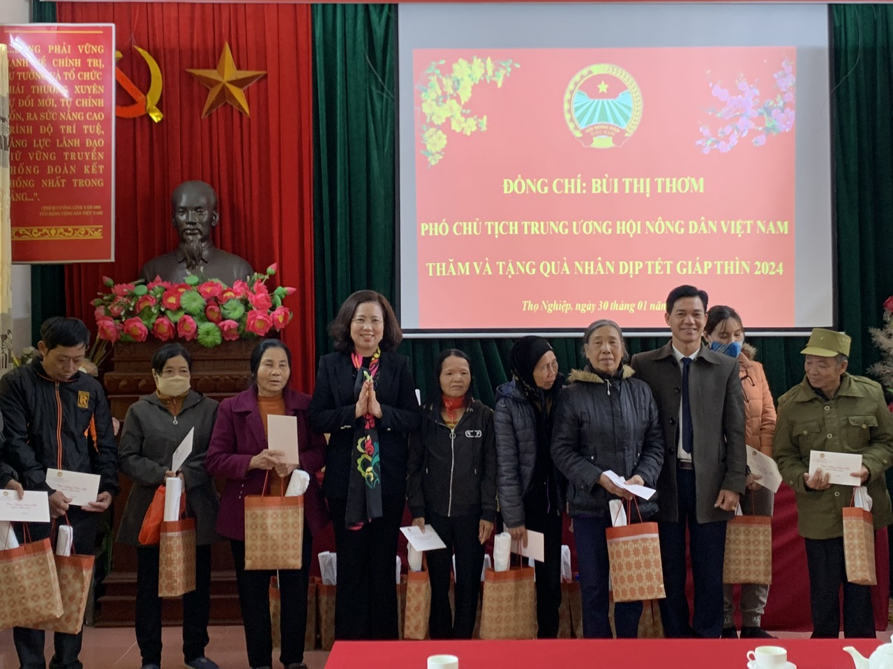 Phó Chủ tịch Hội Nông dân Việt Nam Bùi Thị Thơm tặng quà tết cho nông dân khó khăn tại Nam Định- Ảnh 3.