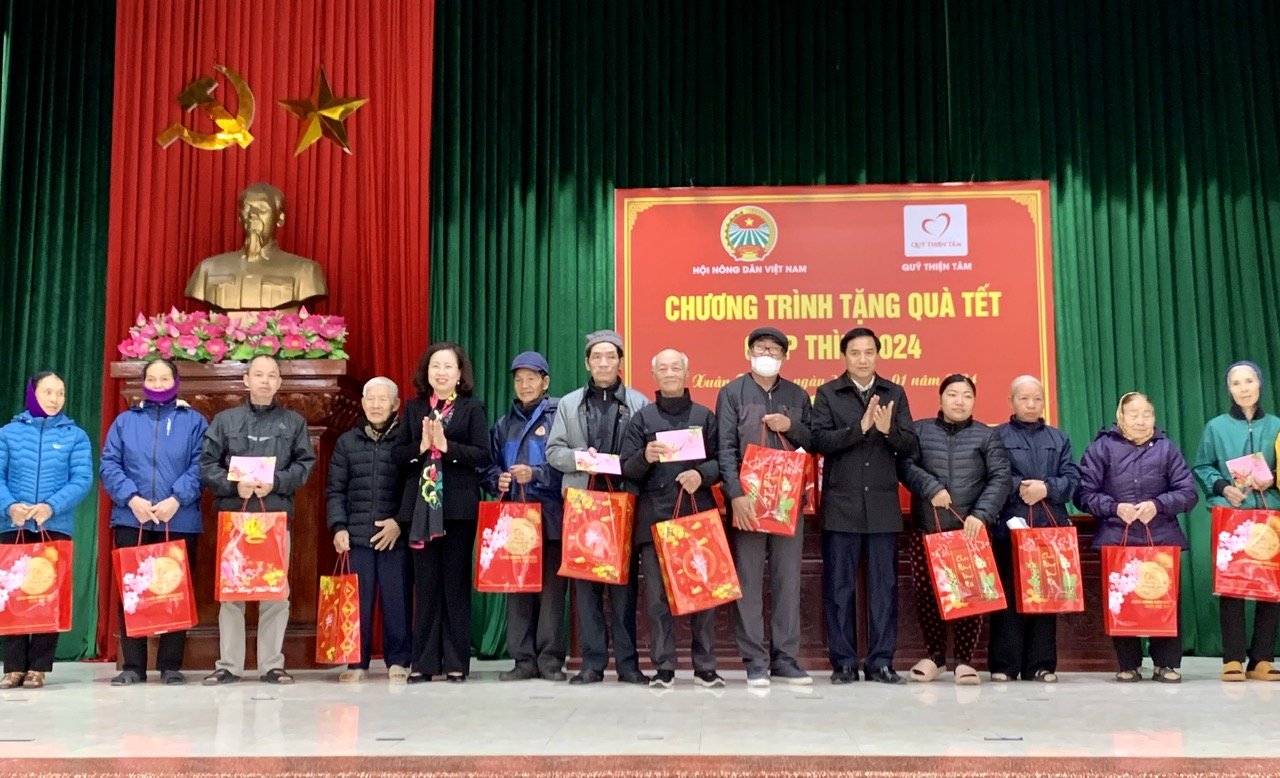 Phó Chủ tịch Hội Nông dân Việt Nam Bùi Thị Thơm tặng quà tết cho nông dân khó khăn tại Nam Định- Ảnh 4.