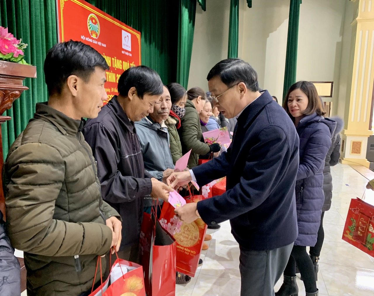 Phó Chủ tịch Hội Nông dân Việt Nam Bùi Thị Thơm tặng quà tết cho nông dân khó khăn tại Nam Định- Ảnh 5.