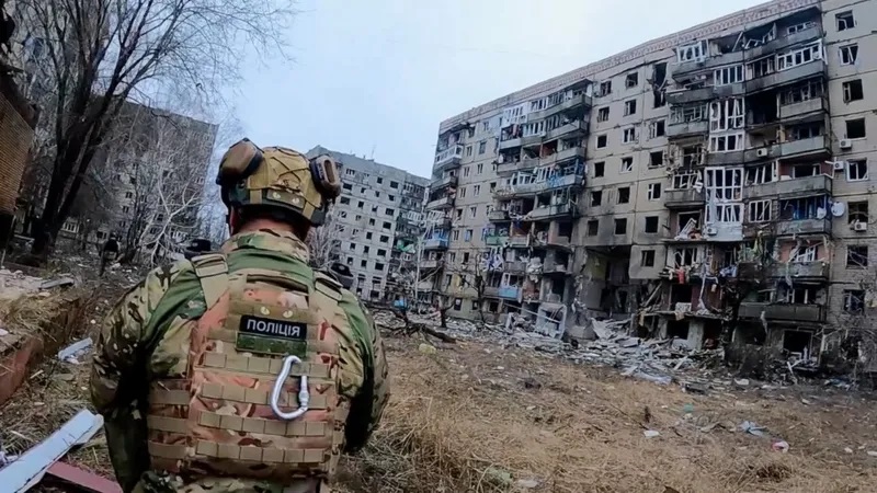 Rùng mình cảnh tượng bên trong 'thị trấn ma' Avdiivka, nơi binh sĩ Nga-Ukraine đang sống chết giành giật- Ảnh 2.