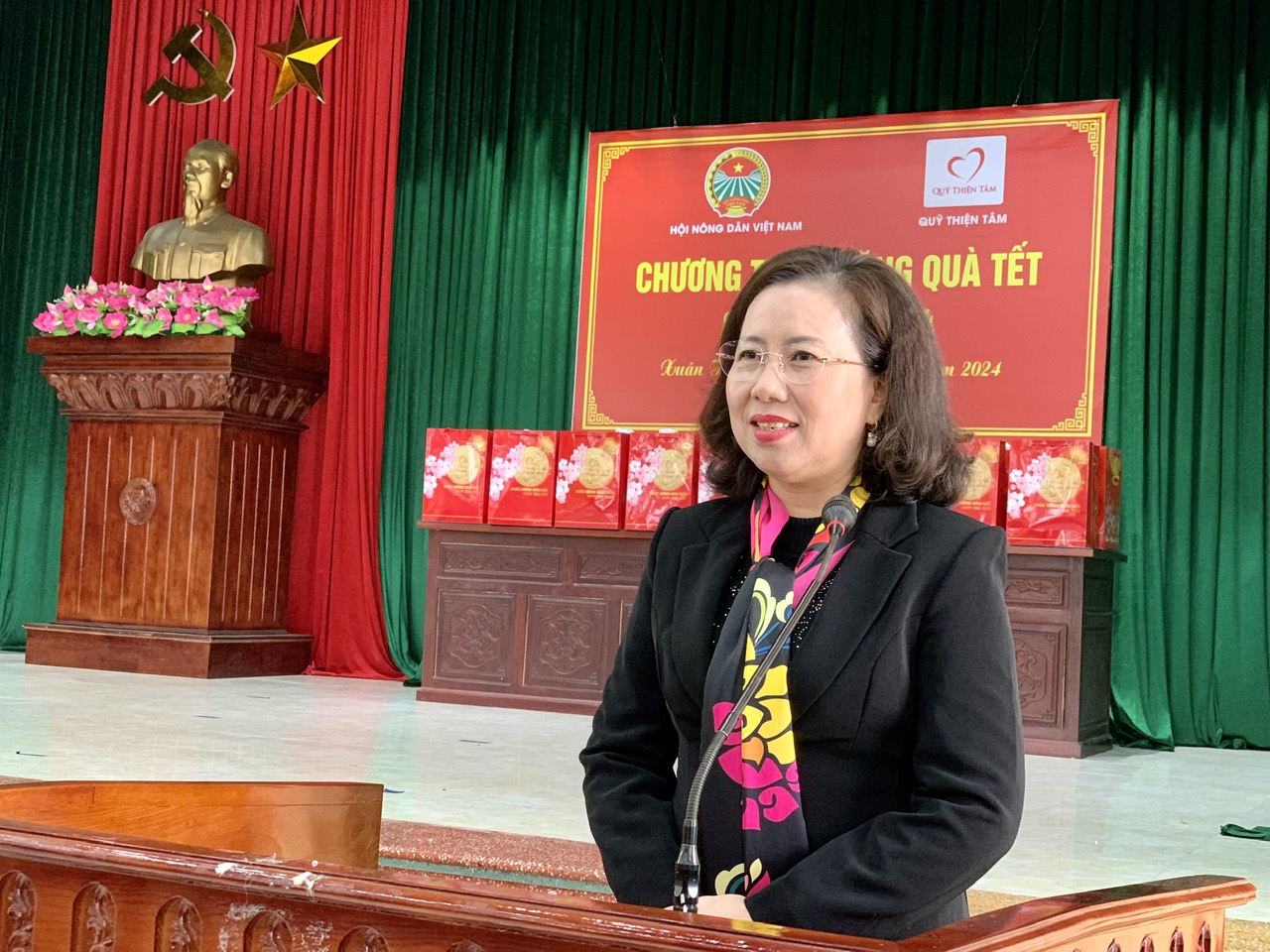 Phó Chủ tịch Hội Nông dân Việt Nam Bùi Thị Thơm tặng quà tết cho nông dân khó khăn tại Nam Định- Ảnh 2.