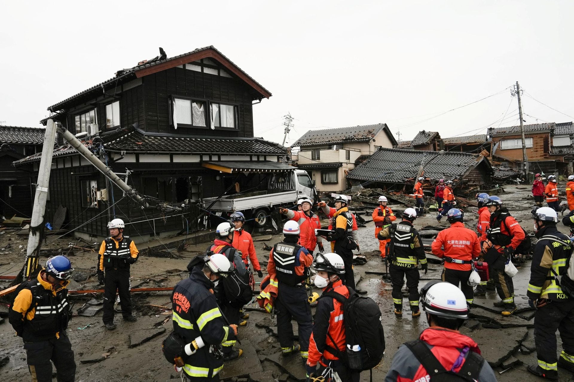 Nhật Bản đang làm gì để cứu người sau trận động đất khiến ít nhất 77 người chết?- Ảnh 5.