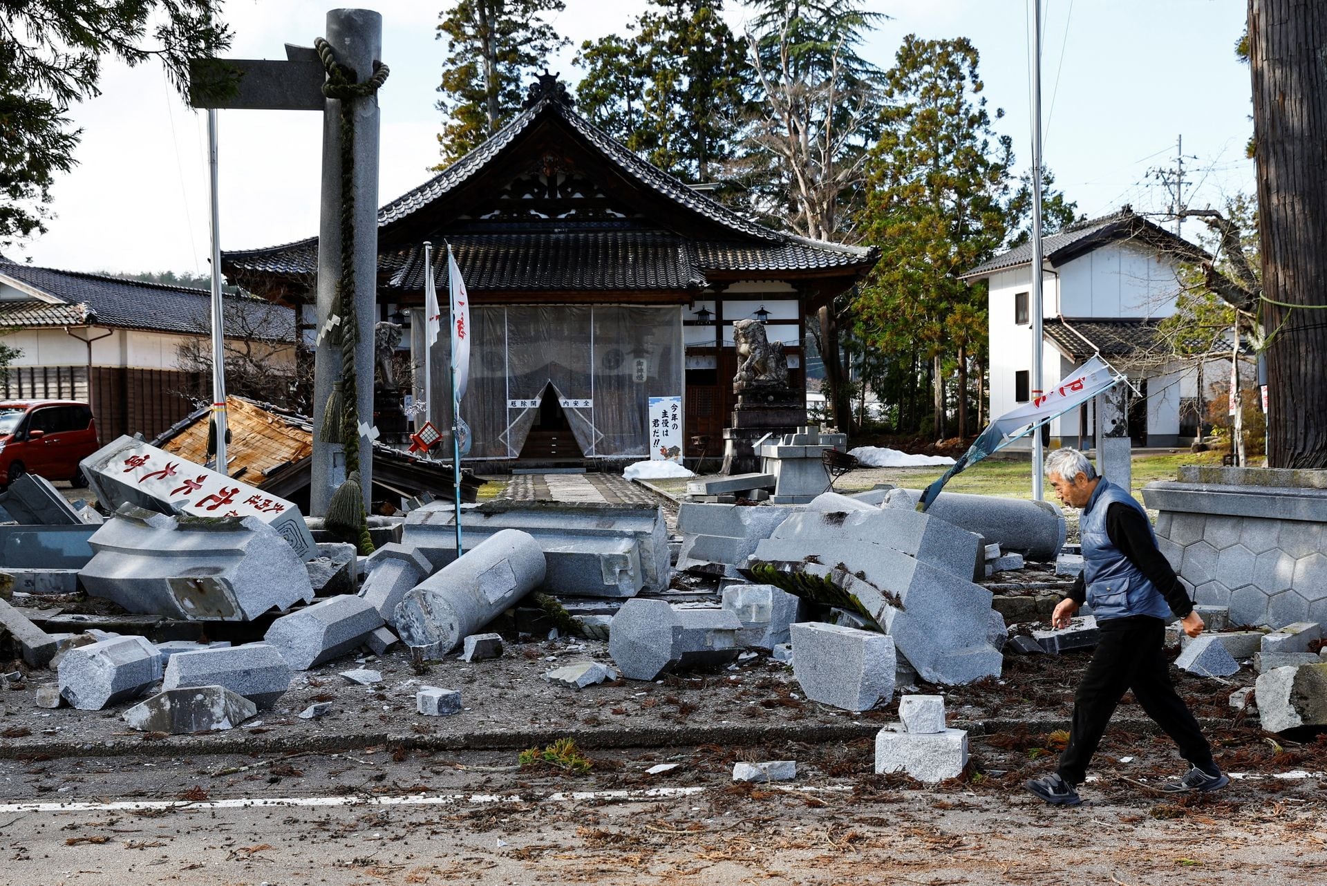 Nhật Bản đang làm gì để cứu người sau trận động đất khiến ít nhất 77 người chết?- Ảnh 6.