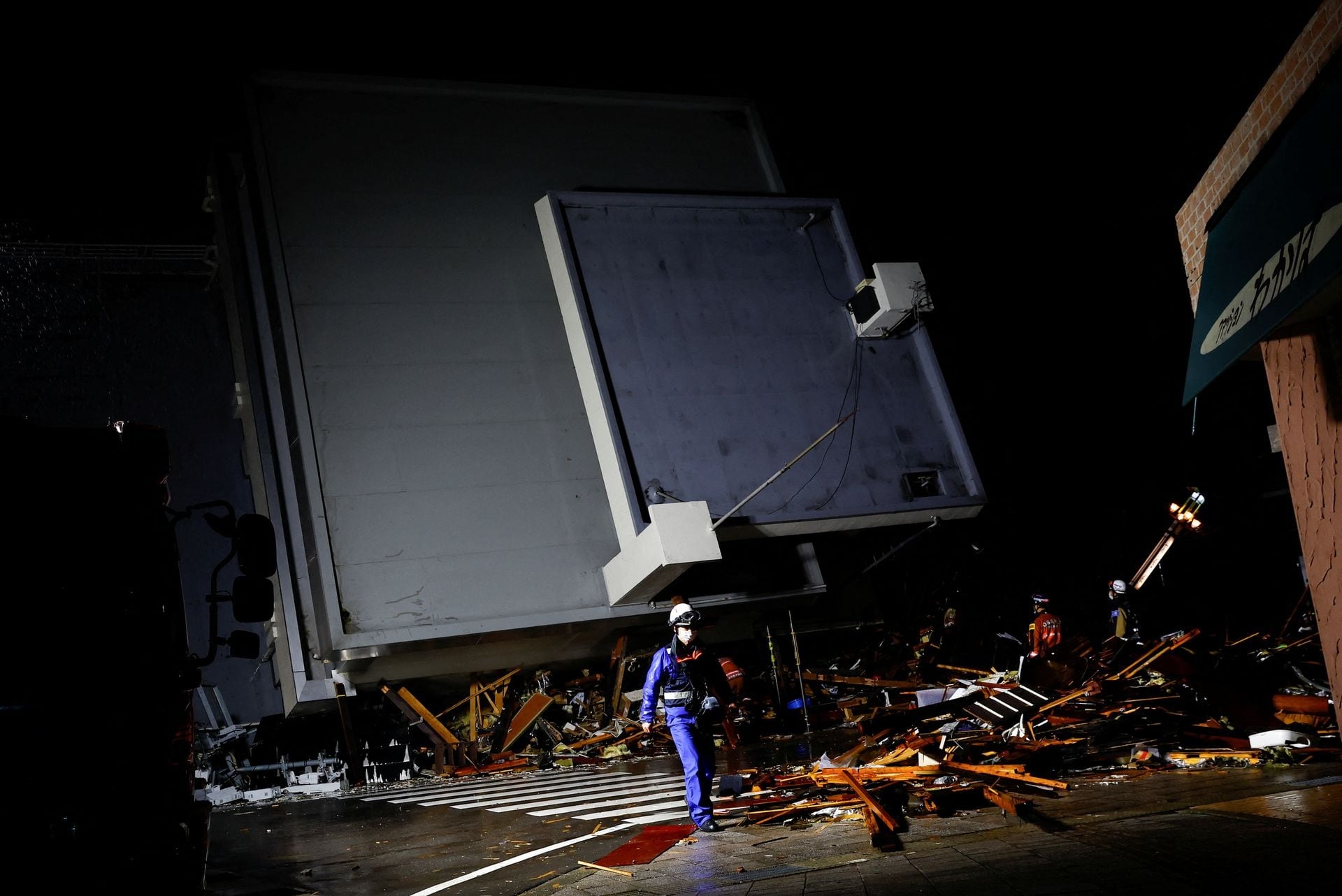 Nhật Bản đang làm gì để cứu người sau trận động đất khiến ít nhất 77 người chết?- Ảnh 7.