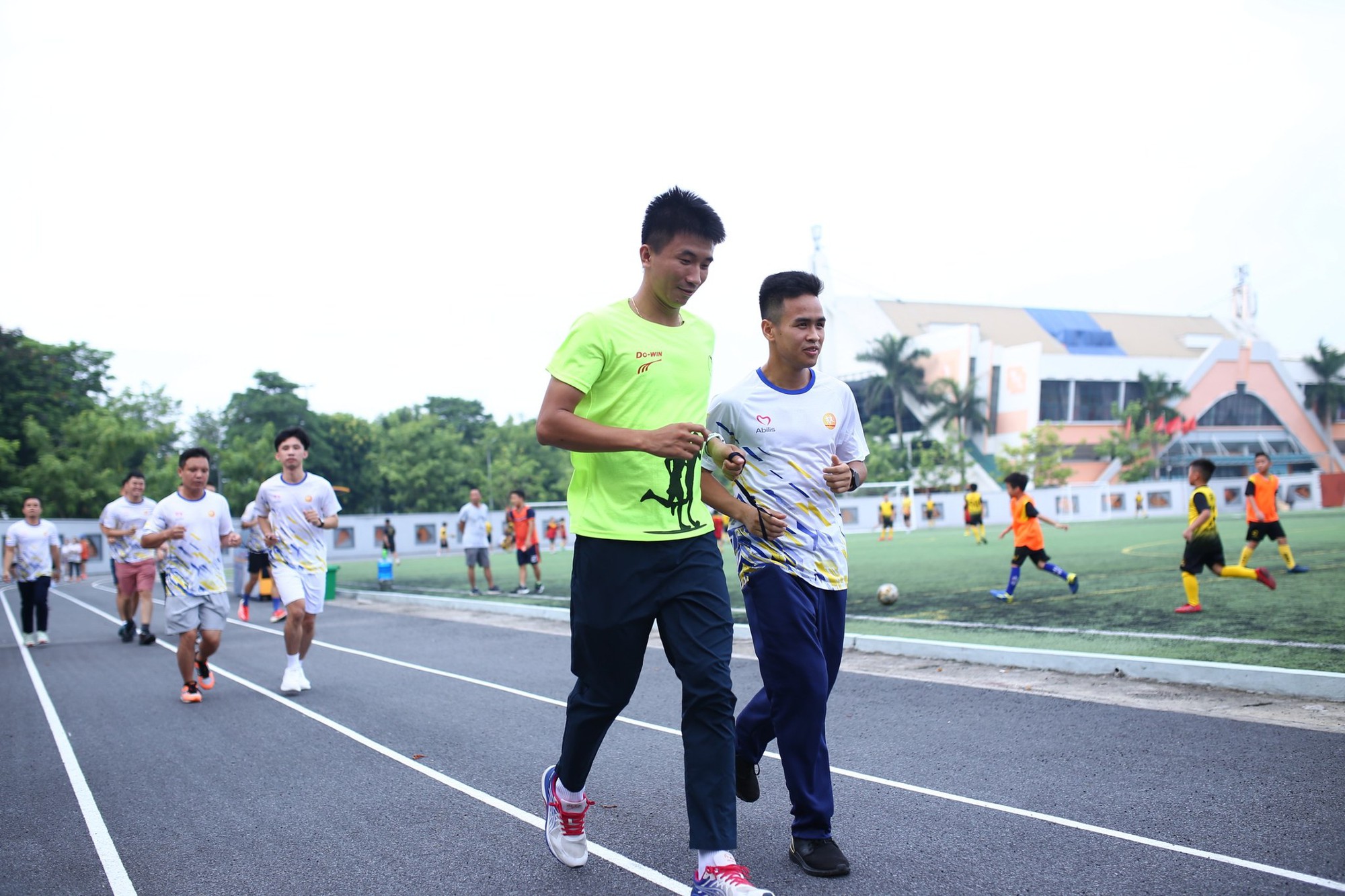 Chàng trai khiếm thị gen Z chạy marathon tiết lộ những mục tiêu ít ai nghĩ tới- Ảnh 1.