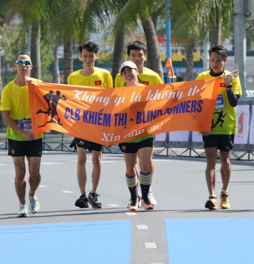 Chàng trai khiếm thị gen Z chạy marathon tiết lộ những mục tiêu ít ai nghĩ tới- Ảnh 3.