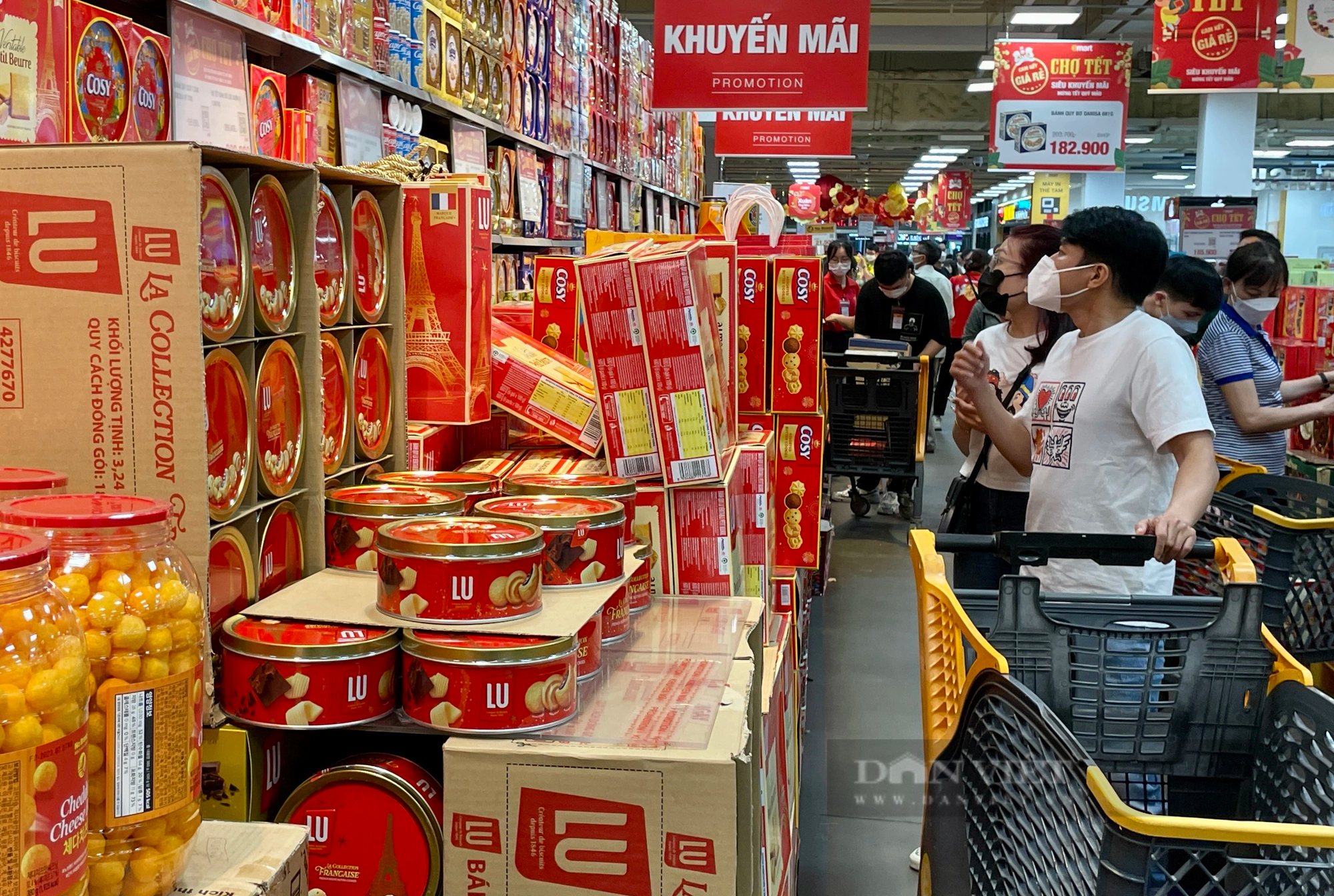 Hàng Tết đang giảm giá tưng bừng tại siêu thị - Ảnh 1.