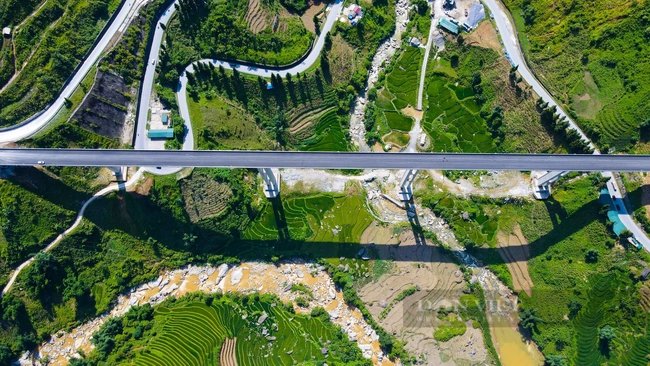 Từ ngày 16/1, thu phí các phương tiện tại tuyến đường có cầu Móng Sến cao nhất Việt Nam- Ảnh 1.