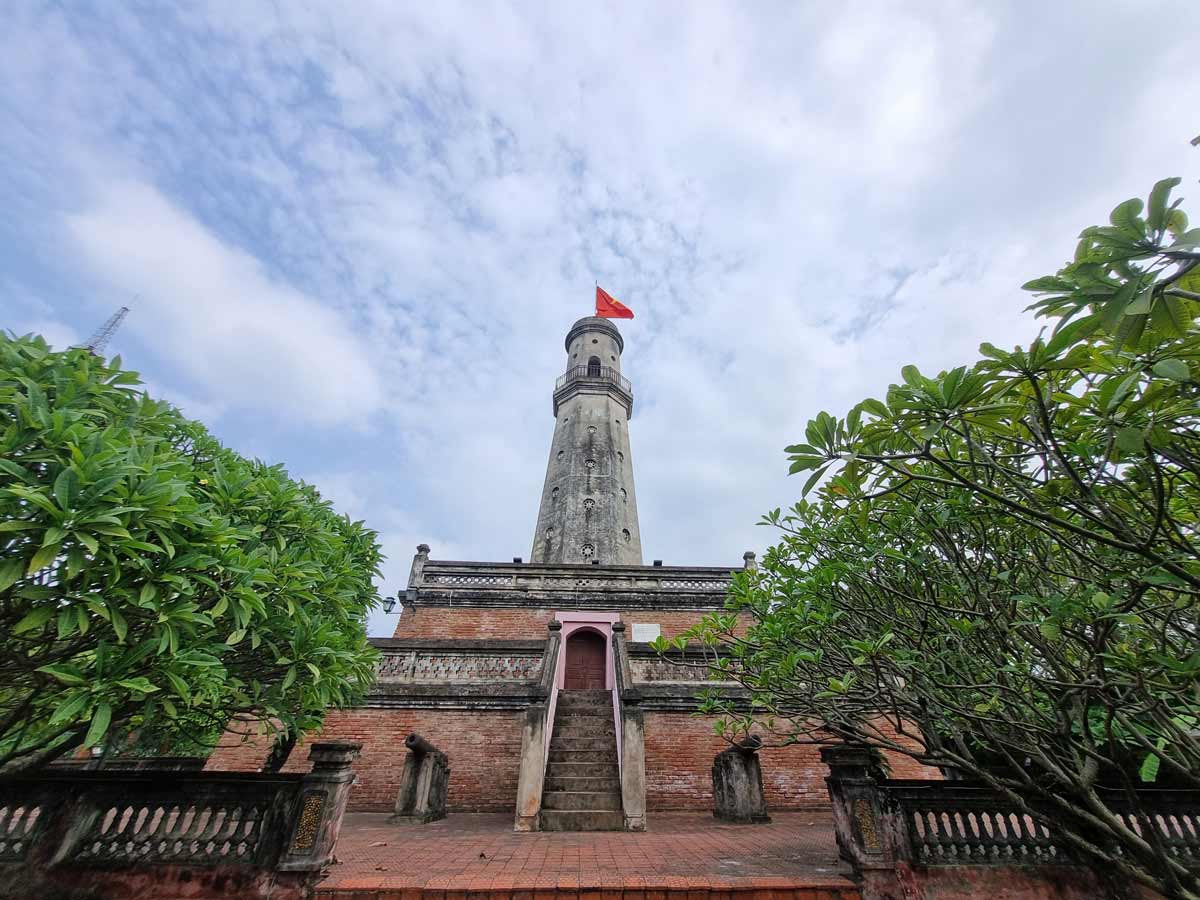 Cột cờ Nam Định là một trong bốn cột cờ cổ xưa nhất Việt Nam, xây từ thời vua Gia Long nhà Nguyễn- Ảnh 2.