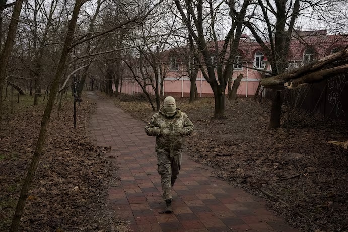 Lính thủy đánh bộ Ukraine nhận nhiệm vụ nguy hiểm chết người để giải phóng các thị trấn ven sông Dnieper- Ảnh 3.