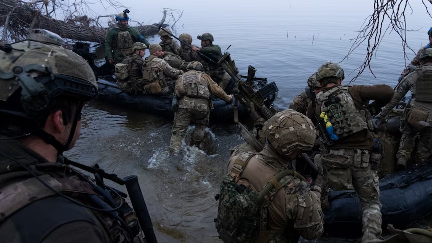 Lính thủy đánh bộ Ukraine nhận nhiệm vụ nguy hiểm chết người để giải phóng các thị trấn ven sông Dnieper- Ảnh 1.