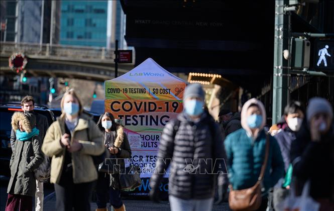 Mỹ: Nhiều bệnh viện yêu cầu đeo khẩu trang do số ca mắc cúm, COVID-19 tăng cao- Ảnh 1.