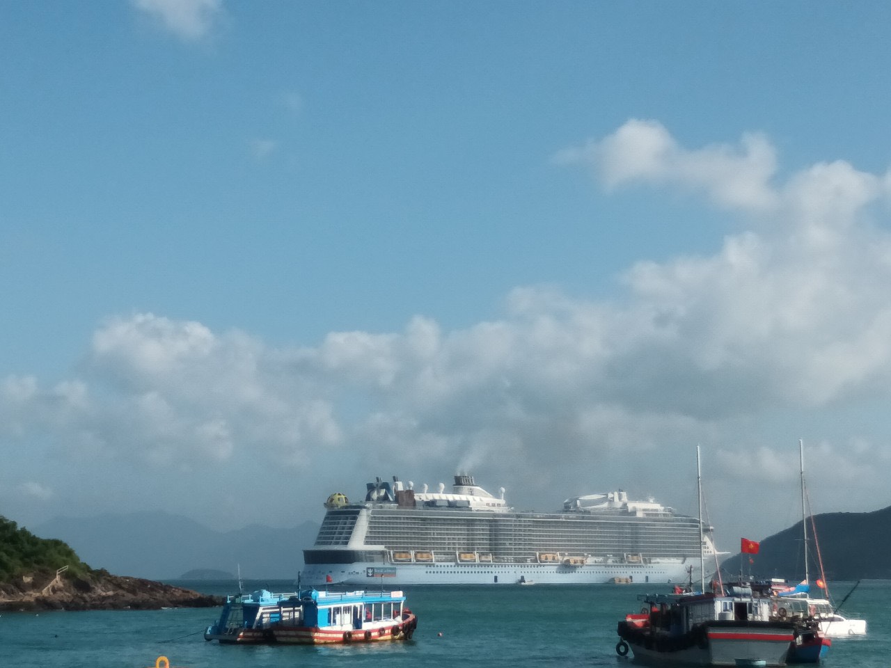  Tàu du lịch đưa hơn 4.000 du khách đến tham quan Nha Trang- Ảnh 2.