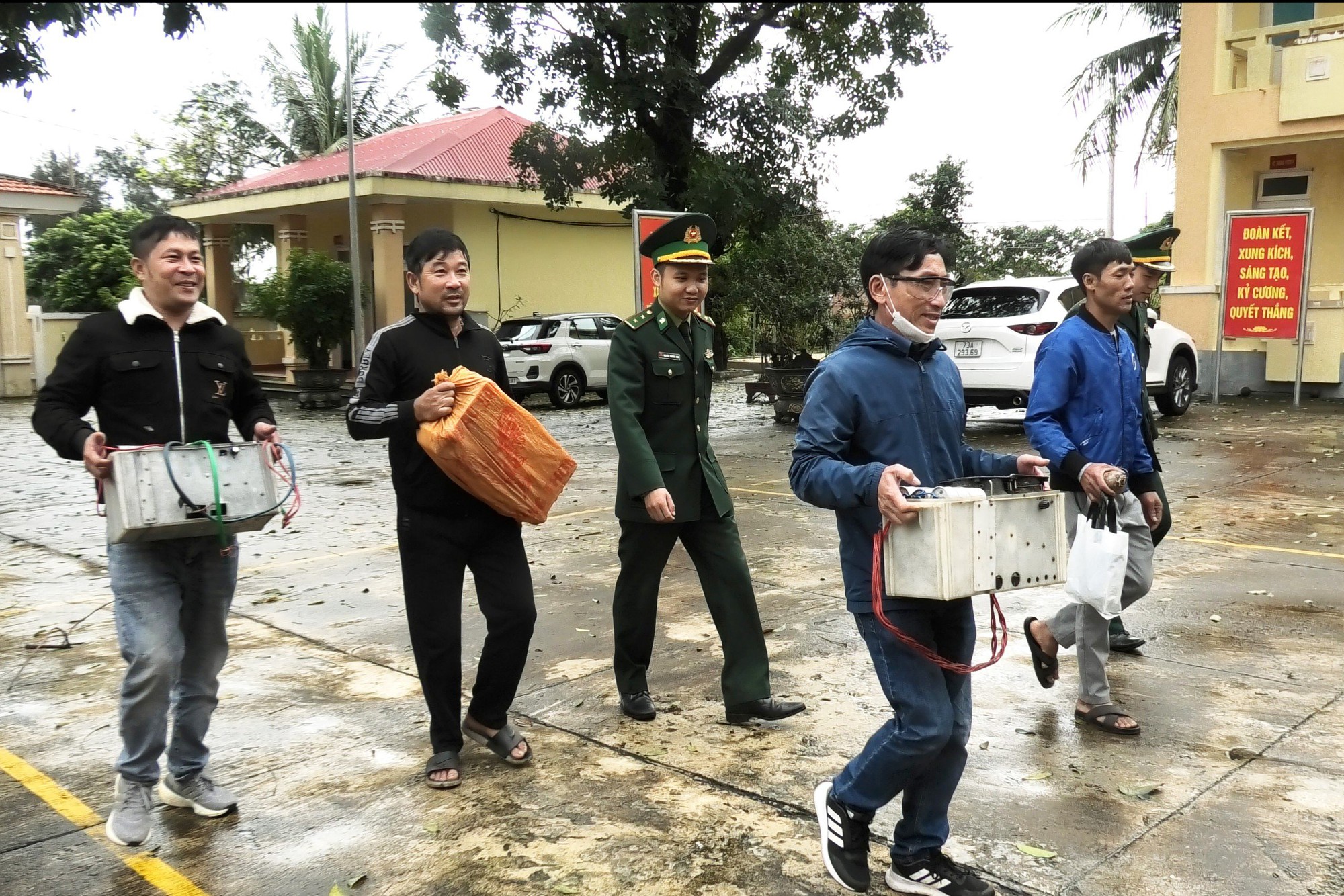 Quảng Bình: Ngư dân đến đồn biên phòng giao nộp pháo, thiết bị kích điện dùng trong khai thác hải sản- Ảnh 1.