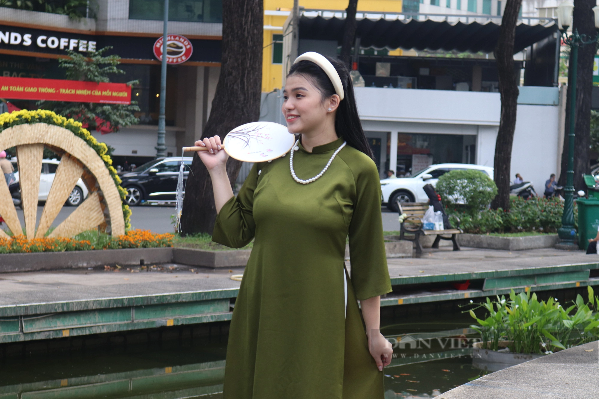 Giới trẻ Sài Gòn đổ xô chụp ảnh Tết, nàng thơ xuất hiện khắp nơi- Ảnh 8.
