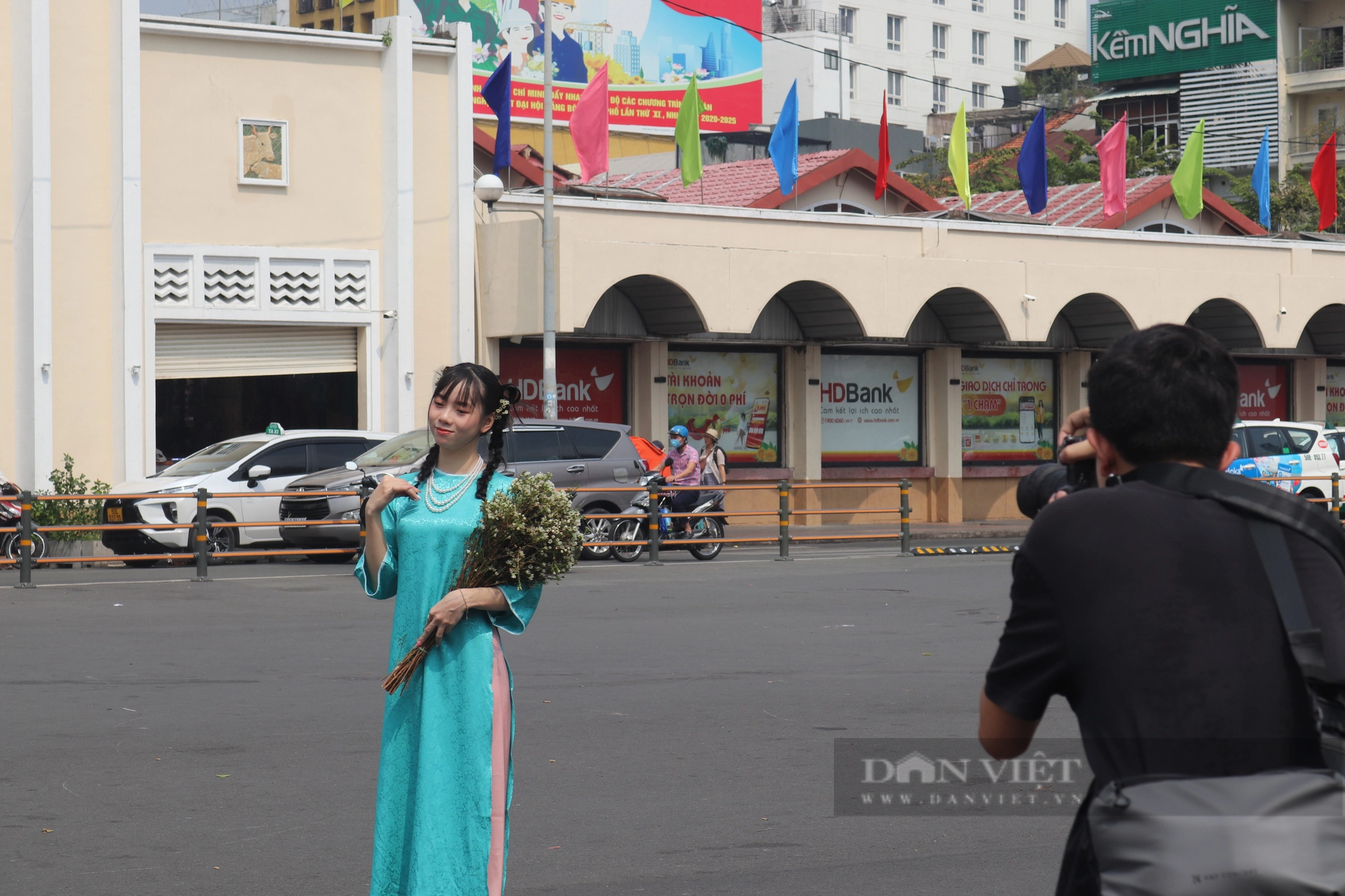 Giới trẻ Sài Gòn đổ xô chụp ảnh Tết, nàng thơ xuất hiện khắp nơi- Ảnh 9.