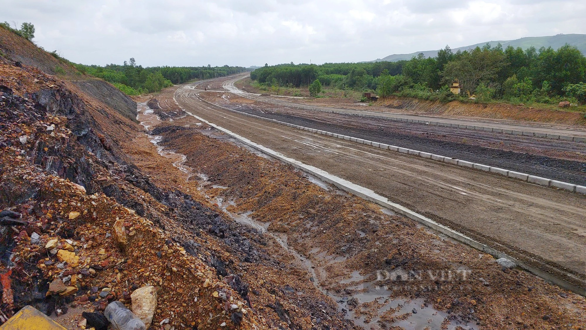 Quá hạn thông tuyến, đường vành đai 1.500 tỷ đồng tại Đà Nẵng vẫn ngổn ngang bùn đất- Ảnh 1.