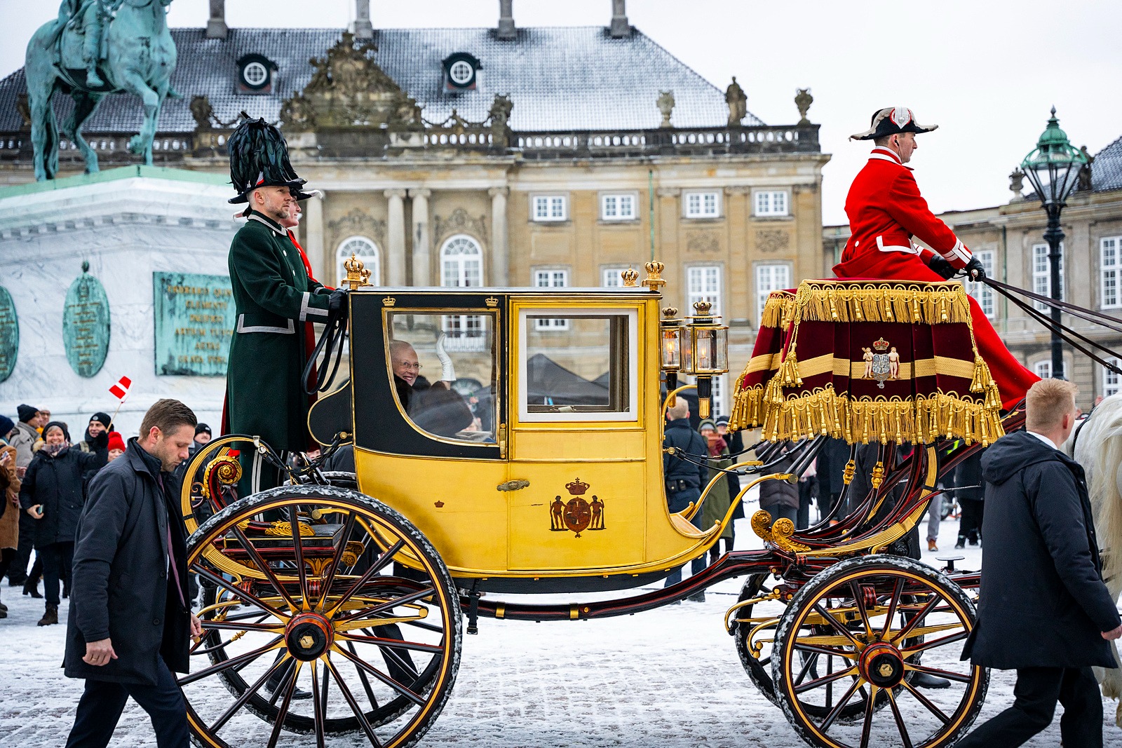 Hình ảnh báo chí 24h: Nữ vương duy nhất ở châu Âu thoái vị, đi xe ngựa mạ vàng lần cuối- Ảnh 2.