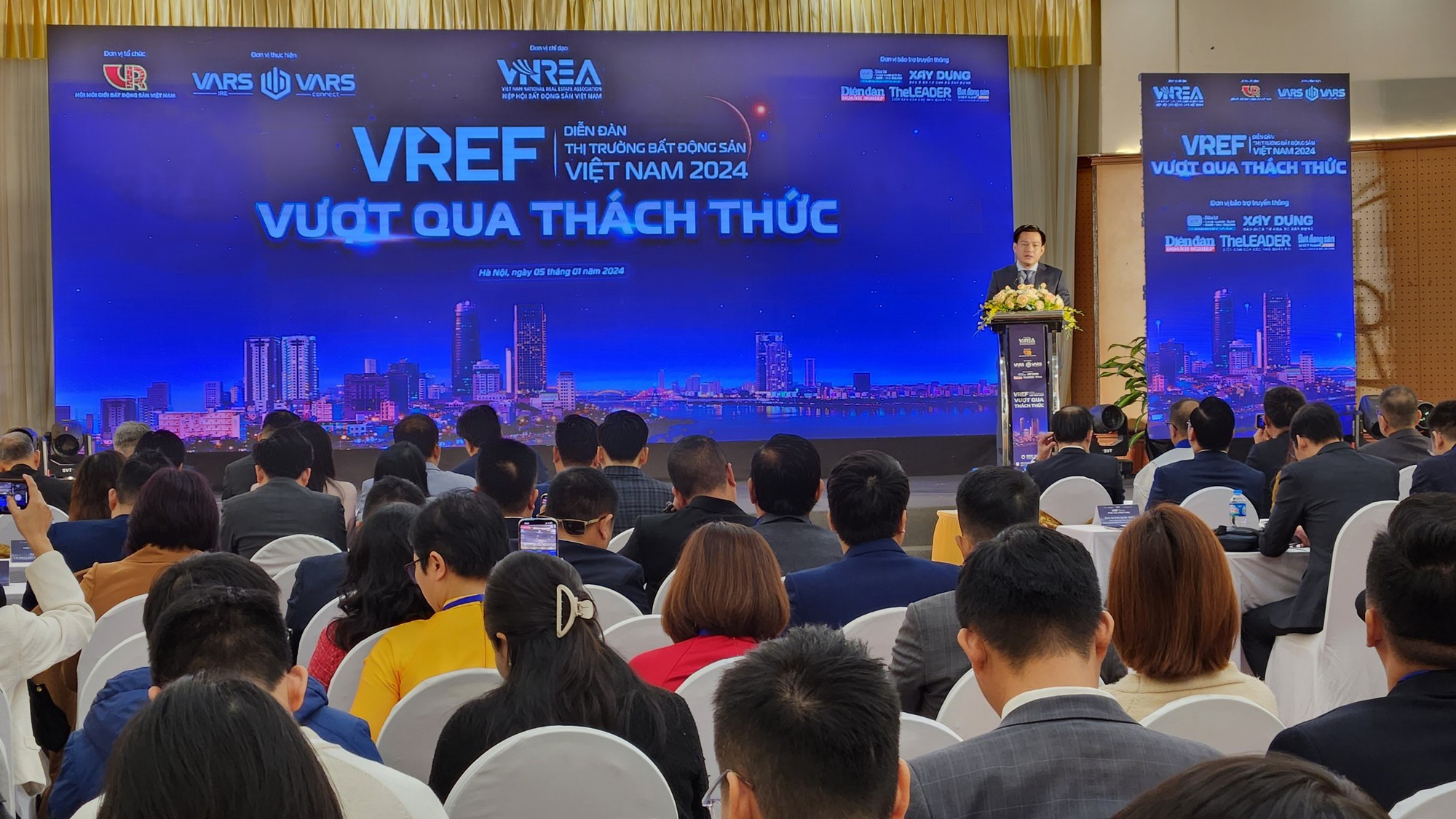 Thị trường bất động sản năm 2023 giảm dần khó khăn theo thời gian, năm 2024 có bứt phá?- Ảnh 1.