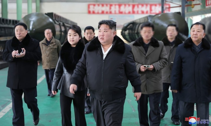 Cận cảnh ông Kim Jong un và con gái thị sát nhà máy sản xuất bệ phóng ICBM- Ảnh 1.