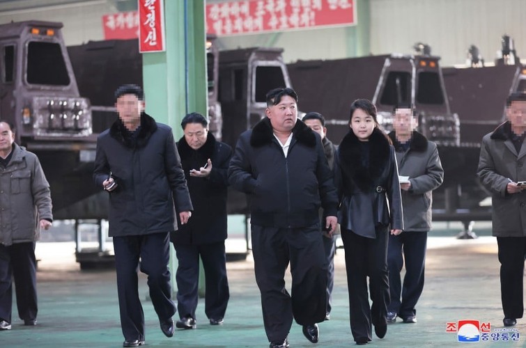 Cận cảnh ông Kim Jong un và con gái thị sát nhà máy sản xuất bệ phóng ICBM- Ảnh 2.