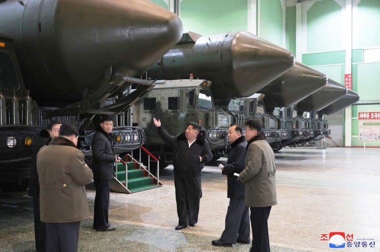 Cận cảnh ông Kim Jong un và con gái thị sát nhà máy sản xuất bệ phóng ICBM- Ảnh 3.