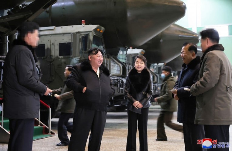 Cận cảnh ông Kim Jong un và con gái thị sát nhà máy sản xuất bệ phóng ICBM- Ảnh 4.