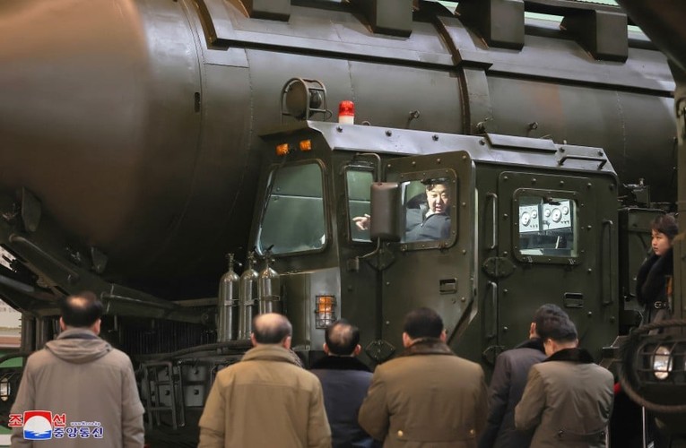 Cận cảnh ông Kim Jong un và con gái thị sát nhà máy sản xuất bệ phóng ICBM- Ảnh 5.
