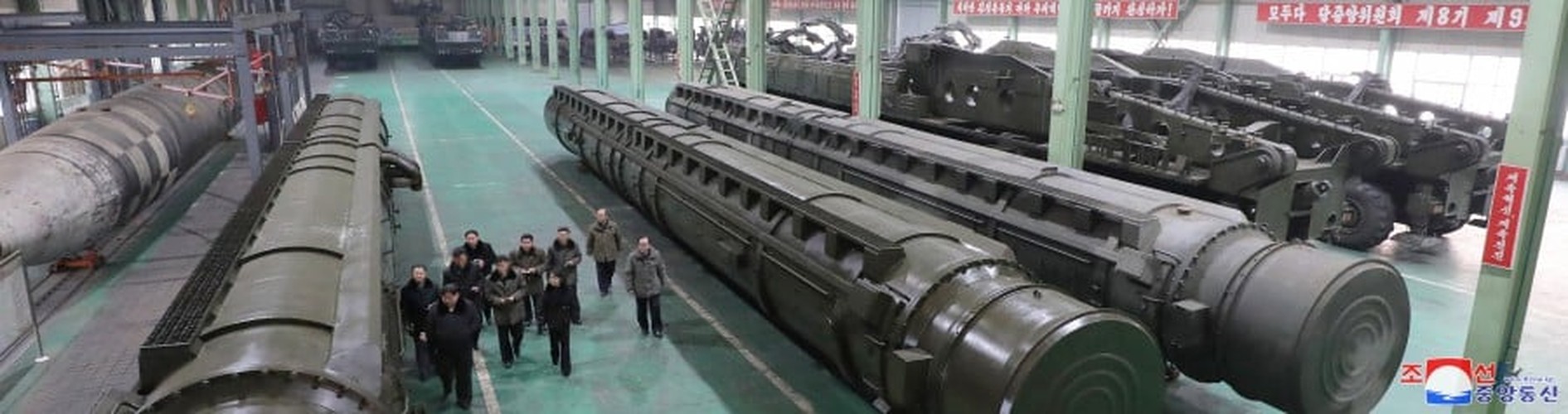 Cận cảnh ông Kim Jong un và con gái thị sát nhà máy sản xuất bệ phóng ICBM- Ảnh 6.