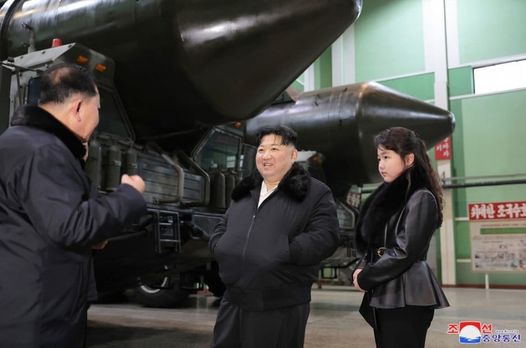 Cận cảnh ông Kim Jong un và con gái thị sát nhà máy sản xuất bệ phóng ICBM- Ảnh 7.