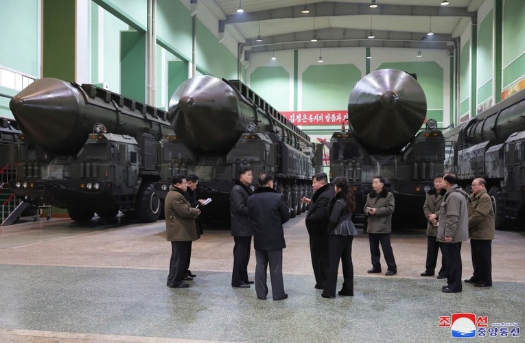 Cận cảnh ông Kim Jong un và con gái thị sát nhà máy sản xuất bệ phóng ICBM- Ảnh 8.