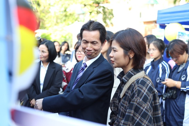 Chân dung nữ sinh tặng hoa cho Tổng Bí thư, Chủ tịch nước Tập Cận Bình với loạt thành tích 'khủng'- Ảnh 8.