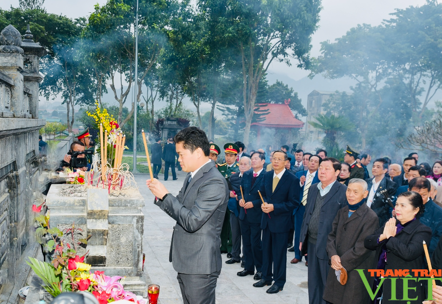 Lãnh đạo tỉnh Lai Châu qua các thời kỳ dâng hoa tưởng nhớ các anh hùng liệt sỹ- Ảnh 5.