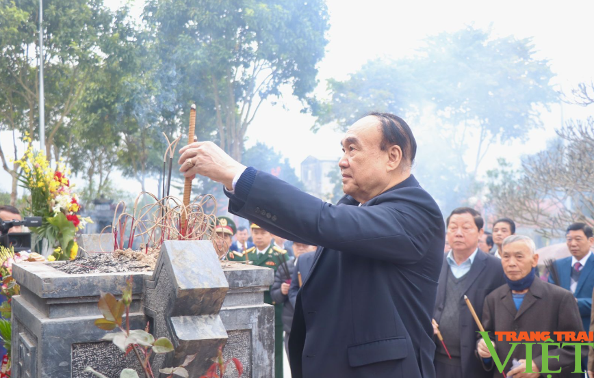 Lãnh đạo tỉnh Lai Châu qua các thời kỳ dâng hoa tưởng nhớ các anh hùng liệt sỹ- Ảnh 6.