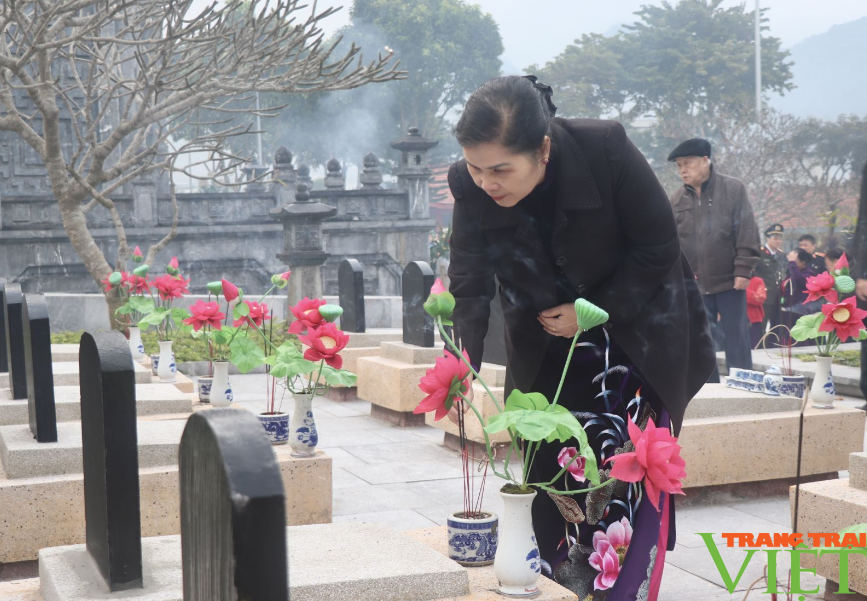 Lãnh đạo tỉnh Lai Châu qua các thời kỳ dâng hoa tưởng nhớ các anh hùng liệt sỹ- Ảnh 7.