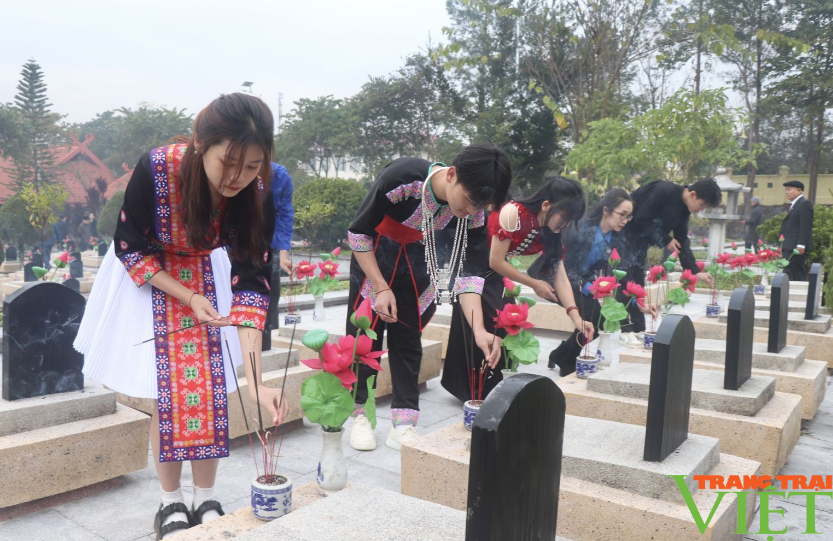 Lãnh đạo tỉnh Lai Châu qua các thời kỳ dâng hoa tưởng nhớ các anh hùng liệt sỹ- Ảnh 9.